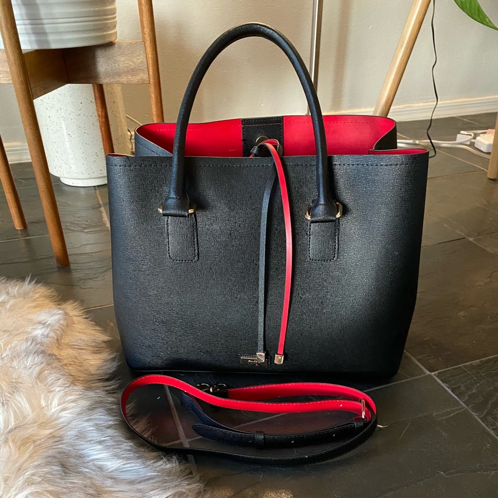 ALDO black purse with an optional shoulder strap.